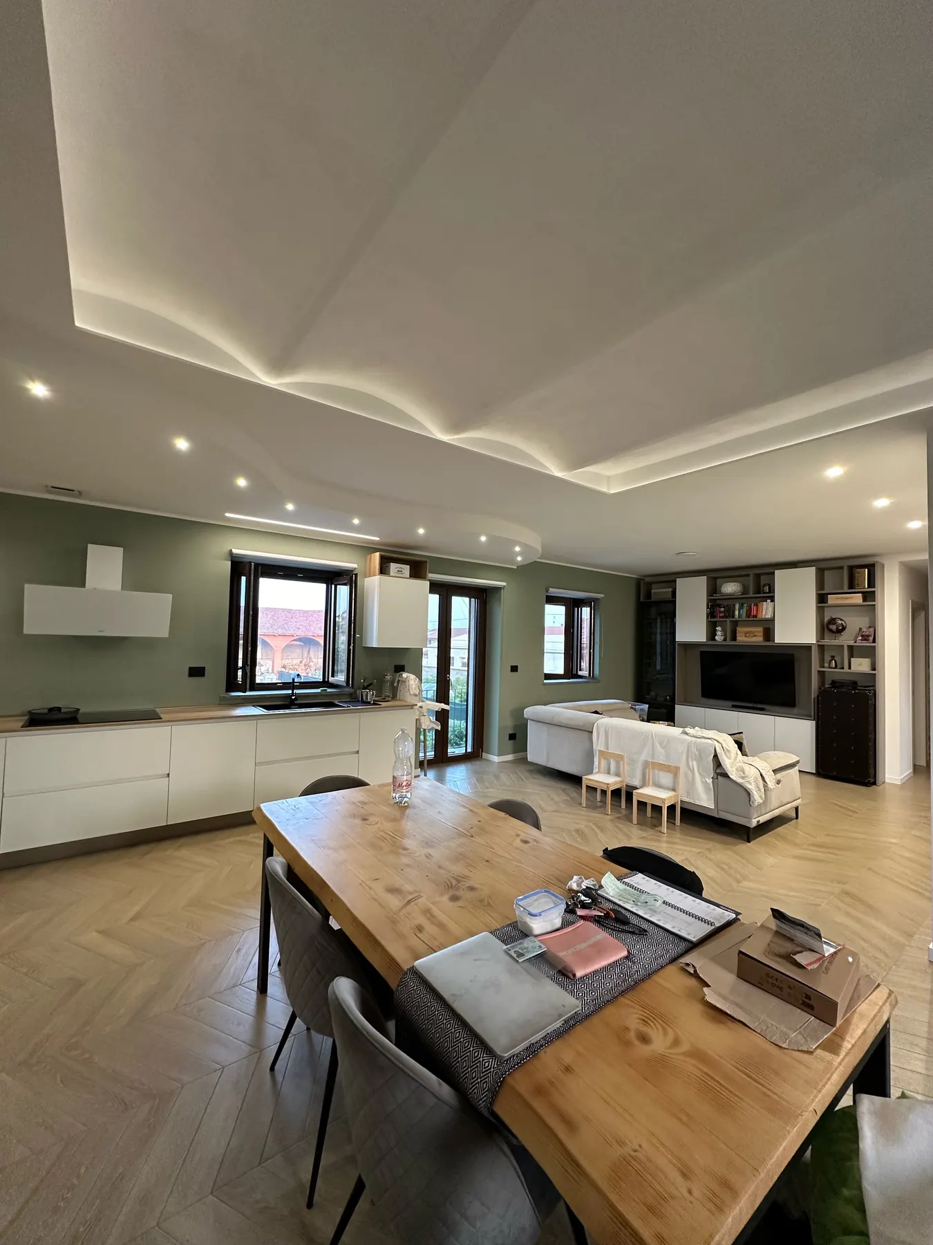 Ambiente contemporaneo valorizzato da volumi e luce